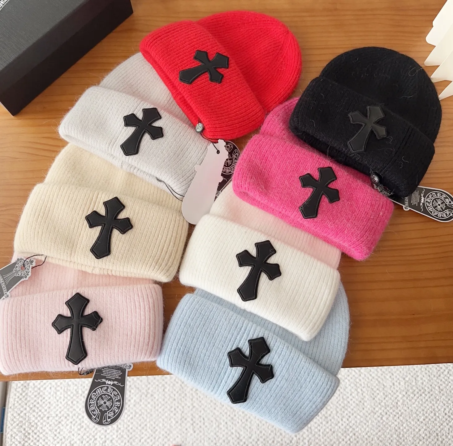 💰56 Crow Heart Angora Rabbit Fur Knitted Beanie for Autumn and Winter. This must be a favorite of minimalism. It is clean, neat, fashionable and versatile, and will definitely not be picky about your face shape! A fashionable classic that lasts forever! Fashionable black and white can be purchased together!